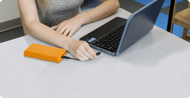 Conexión manual del Active Charge Power Bank al Chrome Book