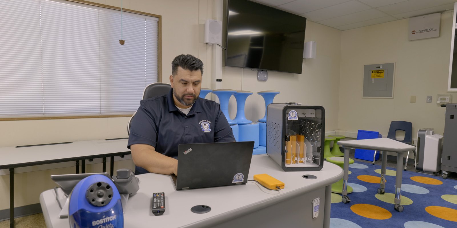 Chariot JAR avec chargement des chromebooks
