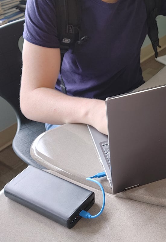 Un estudiante utiliza la carga activa en su escritorio