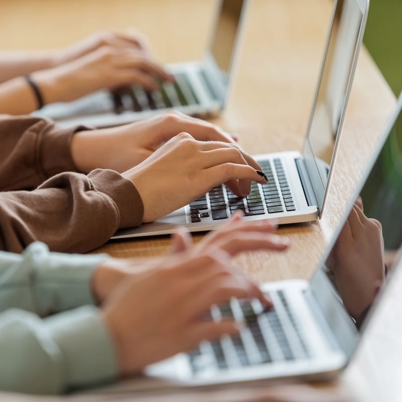 des enfants utilisant des ordinateurs portables